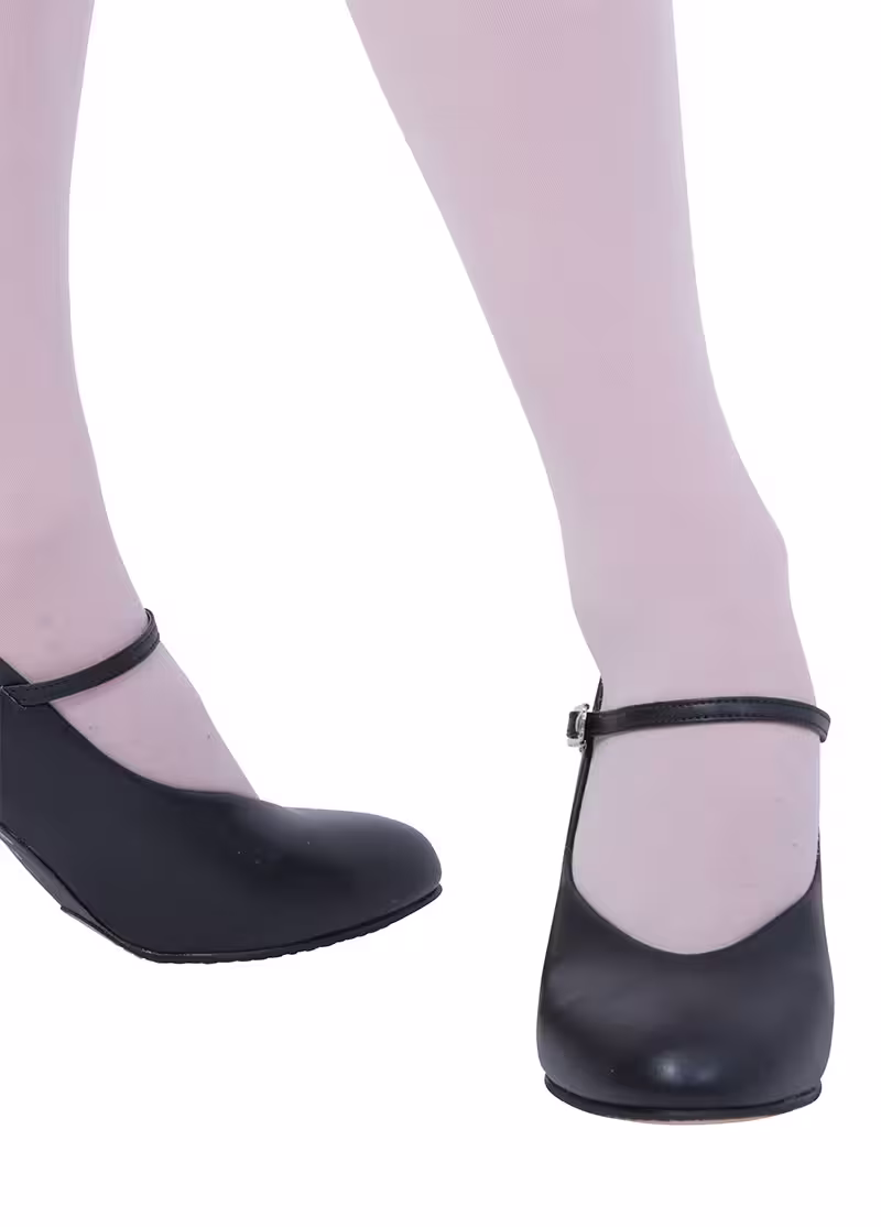 Showdanceschoen van Bloch met stevige hak van 8 cm. Het bandje is traploos verstelbaar voor extra gebruikers gemak. Indien gewenst is deze te leveren vanaf maat 34.